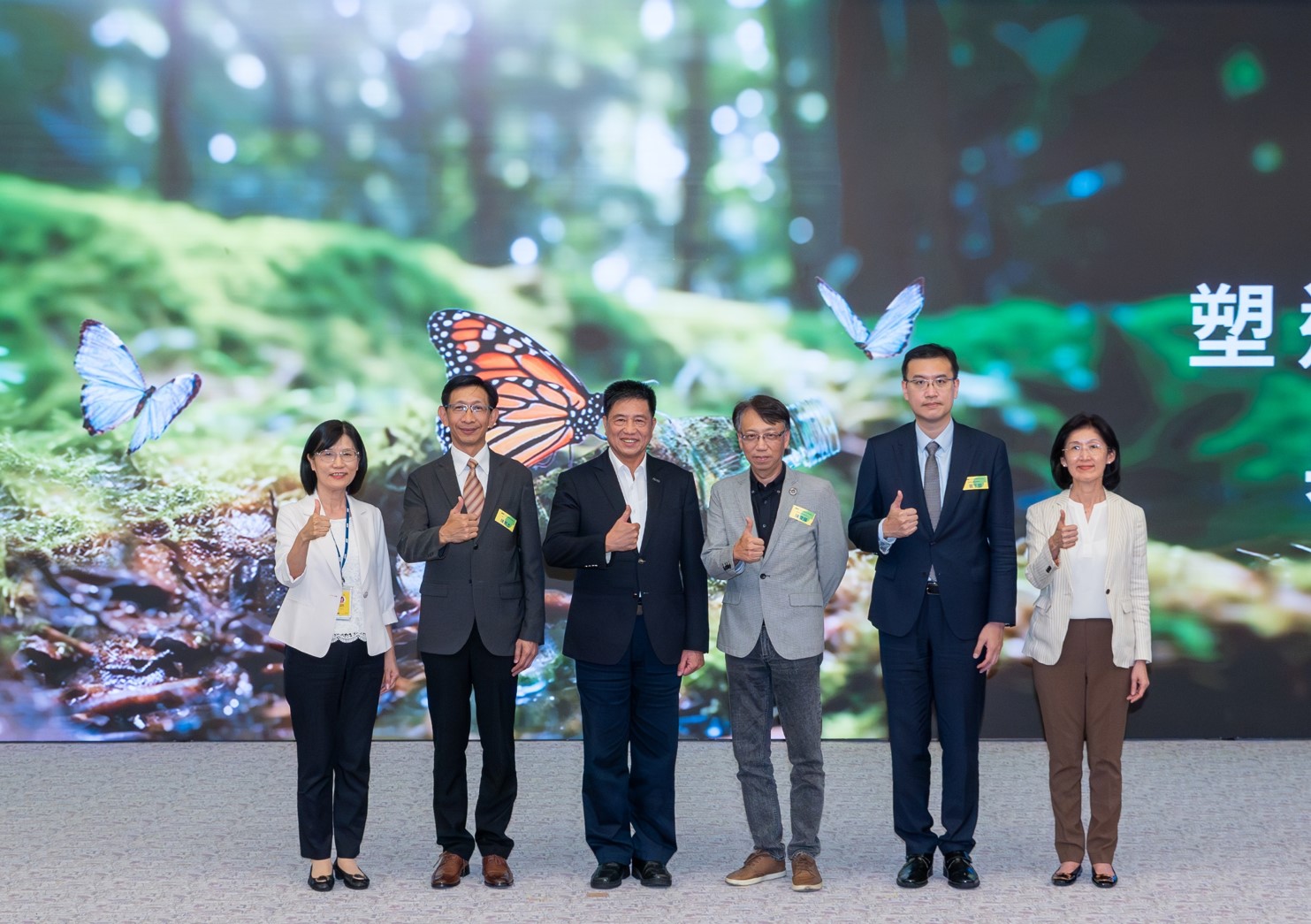 友達2023 CSR共榮大會，邀請領域專家分享交流生物多樣性管理趨勢、無塑產品、海廢永續塑料等議題  （圖左到右：友達光電永續長古秀華、3M台灣技術長陳君杰、友達光電董事長暨集團策略長彭双浪、光寶科技企業永續發展處處長陳慶暉、安永聯合會計師事務所執業會計師曾于哲、友達光電供應鏈總部副總經理吳宜芳）