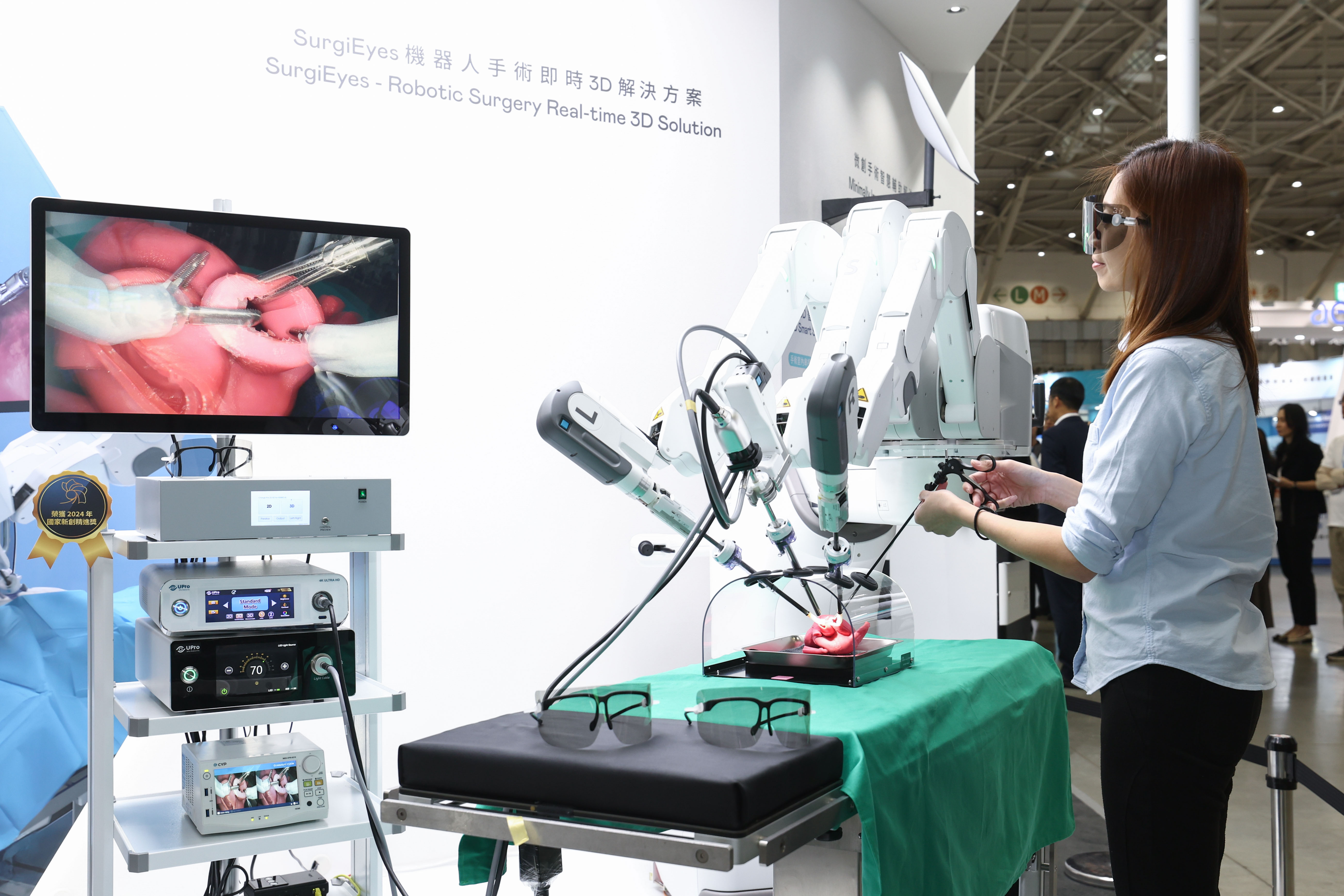 達擎以〝SurgiEyes機器人手術即時3D解決方案〞為核心，打造全方位的3D智慧手術影像平台，透過即時的影像串聯，連結手術室內、外跨場域的應用，協助醫師突破時空限制，為遠距醫療帶來更多的可能性